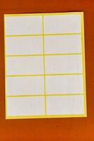 uma branco adesivo com amarelo linhas em isto foto