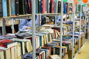 Novo Délhi, Índia, setembro 09 2023 - variedade do livros em estante dentro uma barraca de livros às Délhi internacional livro justo, seleção do livros em exibição dentro anual livro justo. foto