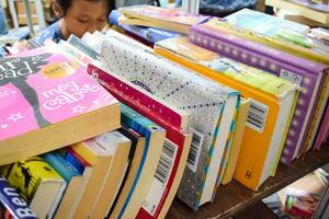 Novo Délhi, Índia, setembro 09 2023 - variedade do livros em estante dentro uma barraca de livros às Délhi internacional livro justo, seleção do livros em exibição dentro anual livro justo. foto