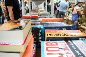 Novo Délhi, Índia, setembro 09 2023 - variedade do livros em estante dentro uma barraca de livros às Délhi internacional livro justo, seleção do livros em exibição dentro anual livro justo. foto