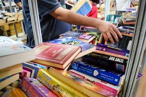 Novo Délhi, Índia, setembro 09 2023 - variedade do livros em estante dentro uma barraca de livros às Délhi internacional livro justo, seleção do livros em exibição dentro anual livro justo. foto