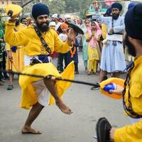 Délhi, Índia, Outubro 2, 2023 - sikhs exibição gatka e marcial artes durante anual nagar kirtan, tradicional, procissão em conta do aniversário do guru Nanak dev sim, nagar kirtan dentro leste Délhi área foto