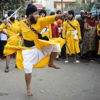 Délhi, Índia, Outubro 2, 2023 - sikhs exibição gatka e marcial artes durante anual nagar kirtan, tradicional, procissão em conta do aniversário do guru Nanak dev sim, nagar kirtan dentro leste Délhi área foto