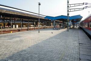 amritsar, Índia, abril 20 2023 - Amritsar estrada de ferro estação plataforma durante manhã tempo, Amritsar estrada de ferro estação às amritsar, punjab estrada de ferro estação foto