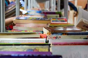 Novo Délhi, Índia, setembro 09 2023 - variedade do livros em estante dentro uma barraca de livros às Délhi internacional livro justo, seleção do livros em exibição dentro anual livro justo. foto