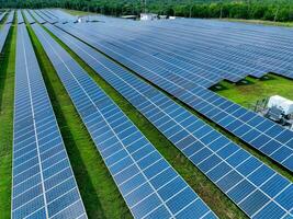 vista aérea da fazenda solar. energia solar para energia verde. recursos sustentáveis. painéis de células solares usam a luz do sol como fonte para gerar eletricidade. fotovoltaica ou pv. energia renovável sustentável. foto