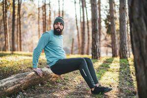 homem com barba goza exercício dentro natureza. foto