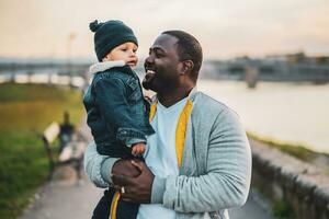 retrato do pai e dele filho apreciar gastos Tempo juntos ao ar livre foto