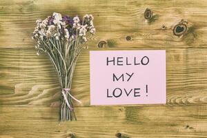 ramalhete do flores com mensagem Olá meu amor em de madeira mesa foto