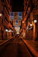 Natal decorações às noite dentro alicante cidade foto