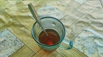 uma copo do chá em a impedir mesa foto