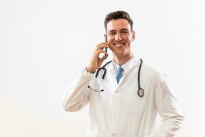 retrato do médico falando em a telefone foto