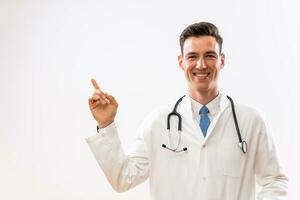 retrato do jovem médico apontando foto