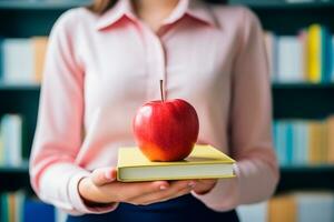professores dia - professor segurando a maçã sobre uma presente recebido a partir de alunos em professores dia. ai generativo foto