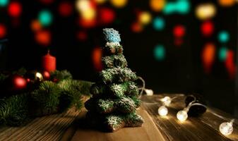 Natal composição. Pão de gengibre abeto. Natal guirlanda. contra a fundo do borrado festivo guirlandas.seletivas foco. Alto qualidade foto. foto