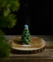 lindo Pão de gengibre árvore, decorado com glacê, com caramelo brinquedos em uma Sombrio fundo com em pó açúcar. Novo ano presente. Alto qualidade foto