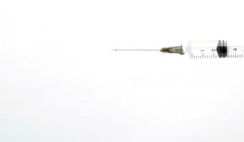 injeção seringa com remédio em branco fundo. seletivo foco. isolado em branco fundo foto