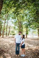 casal feliz e sorridente diversidade em momentos de amor juntos foto