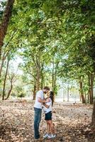 casal feliz e sorridente diversidade em momentos de amor juntos foto