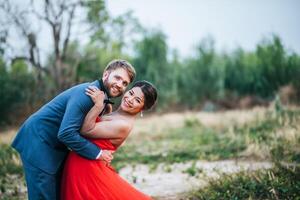 noiva e noivo têm tempo de romance e são felizes juntos foto