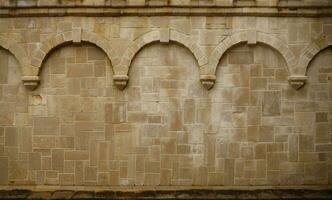 recorrente colunas em uma quadra parede dentro uma medieval Igreja foto