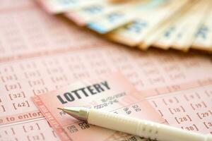 loteria bilhete e jogos de azar recibo em mesa com caneta e europeu União euro dinheiro contas foto