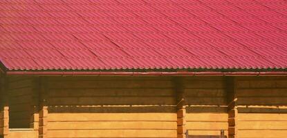 casa com telhado feito de chapas de metal maciças, em forma de telha velha foto