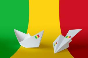 mali bandeira retratado em papel origami avião e barco. feito à mão artes conceito foto