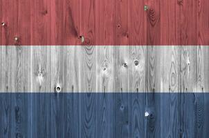 Países Baixos bandeira retratado dentro brilhante pintura cores em velho de madeira muro. texturizado bandeira em rude fundo foto
