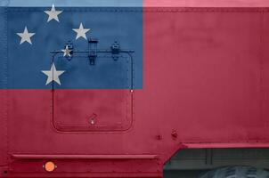 samoa bandeira retratado em lado parte do militares blindado caminhão fechar-se. exército forças conceptual fundo foto