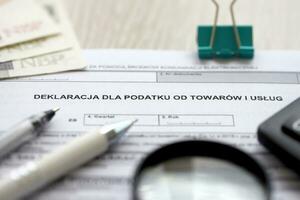 declaração para imposto em bens e Serviços IVA-7k Formato em contador mesa com caneta e polonês zloty dinheiro contas foto