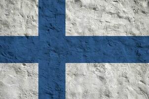 bandeira da finlândia retratada em cores de tinta brilhantes na parede de reboco em relevo antigo. banner texturizado em fundo áspero foto
