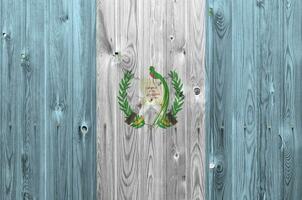 Guatemala bandeira retratado dentro brilhante pintura cores em velho de madeira muro. texturizado bandeira em rude fundo foto