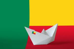 benin bandeira retratado em papel origami navio fechar-se. feito à mão artes conceito foto