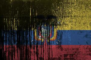 Equador bandeira retratado dentro pintura cores em velho e sujo óleo barril parede fechar-se. texturizado bandeira em rude fundo foto