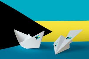 bahamas bandeira retratado em papel origami avião e barco. feito à mão artes conceito foto