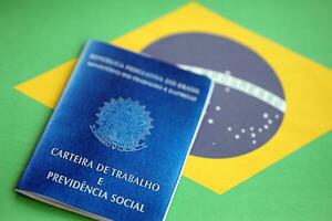brasileiro trabalhos cartão e social segurança azul livro em bandeira do federativo república do Brasil foto