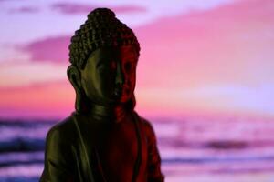 Buda purnima e vesak dia conceito, Buda estátua com baixo chave luz contra lindo e colorida fundo. meditação foto