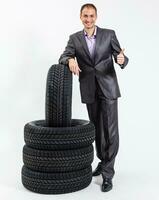 carro revendedor homem sobre pneu pneu fundo. auto manutenção. foto