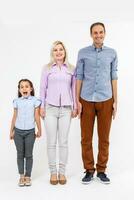 família e pessoas conceito - feliz sorridente mãe, pai e pequeno filha sobre branco fundo foto