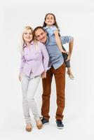 jovem feliz família tendo Diversão em branco fundo foto
