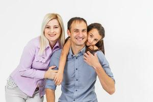 retrato do jovem casal tendo Diversão com seus filha. isolado em branco fundo. foto