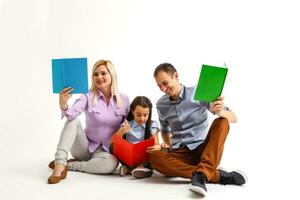 família com livros junto. isolado em branco fundo. foto