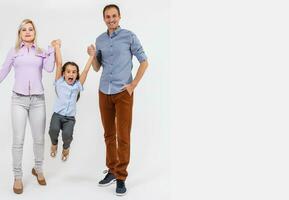 jovem feliz família tendo Diversão em branco fundo foto