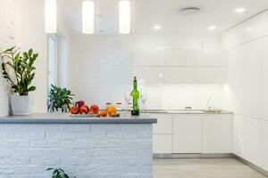contemporâneo moderno creme colori luxo cozinha com equipado eletrodomésticos e café da manhã Barra foto