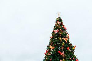 abeto Natal árvore com cor predefinições e bolas em galhos foto