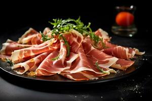 prosciutto di parma fatias arranjado em Preto placa. ai generativo foto