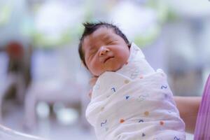 a bebê Garoto estava somente nascermos com bebê pano embrulhado por aí a todo corpo foto