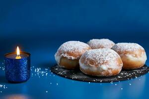 ai gerado hanukkah rosquinhas com em pó açúcar em uma azul fundo. foto