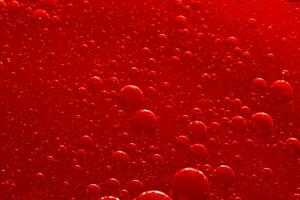 água bolha textura em vermelho fundo foto